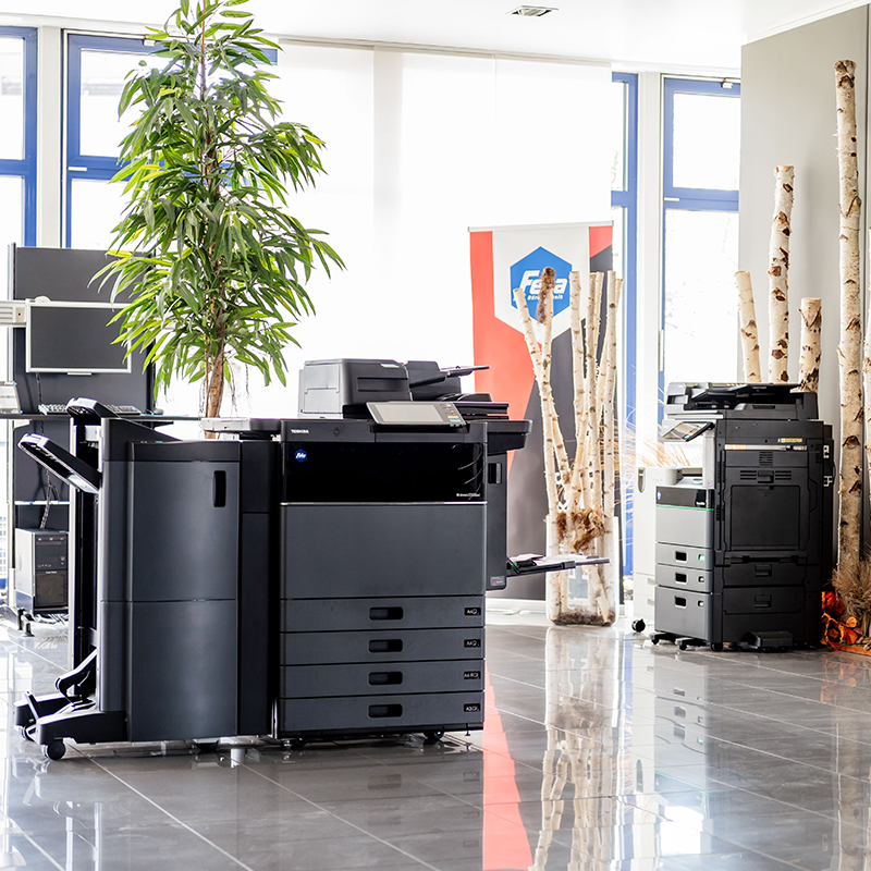 Die richtige Beleuchtung am Arbeitsplatz ist weit mehr als nur eine Frage der Funktionalität. Sie beeinflusst die Konzentration, das Wohlbefinden und die Gesundheit der Mitarbeitenden. Moderne Beleuchtungskonzepte, insbesondere biodynamisches Licht, können dazu beitragen, den Arbeitsalltag nachhaltig zu verbessern und eine harmonische Verbindung zwischen natürlichem und künstlichem Licht herzustellen.