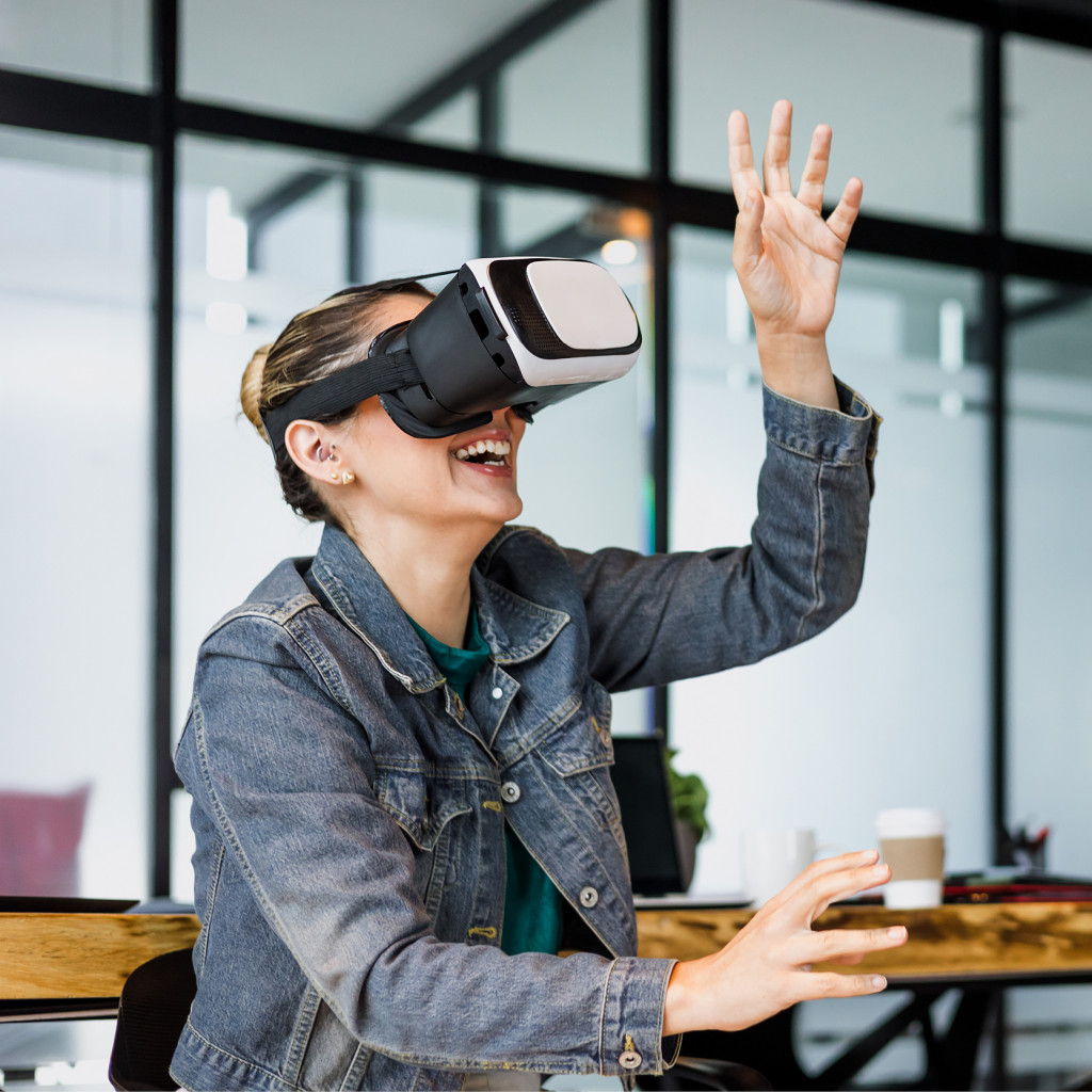 Mit unserem VR-Service visualisieren wir Ihre geplanten Räume, ob Büros, Lounges, Praxen, Klassenzimmer oder Empfangsbereiche so realistisch, dass Sie sich darin bewegen können. Entscheiden Sie besser – und sparen Sie Zeit & Kosten.