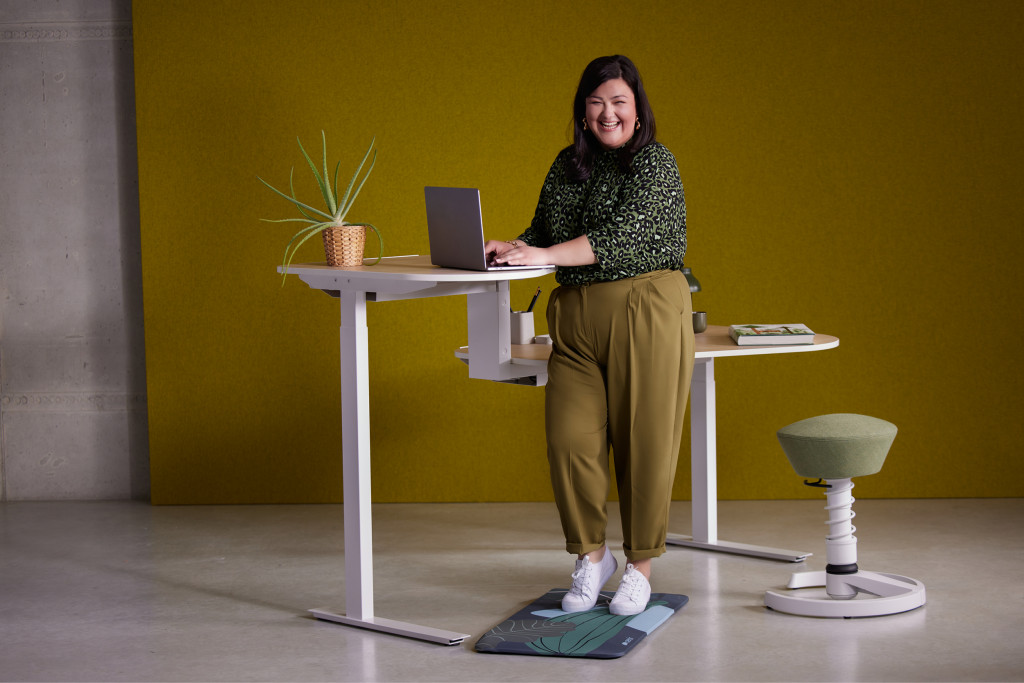 Eine Anti-Ermüdungsmatte unterstützt natürliche Mikrobewegungen beim Stehen und sorgt für spürbar mehr Dynamik am Arbeitsplatz. Für alle, die lange stehen – im Büro, am Empfang, in der Praxis, im Verkauf oder in der Produktion.